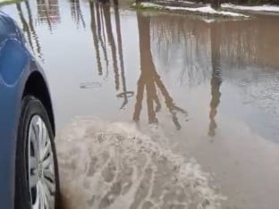 ОПРЕЗ! Због воде на коловозу саобраћај отежан на више путних праваца