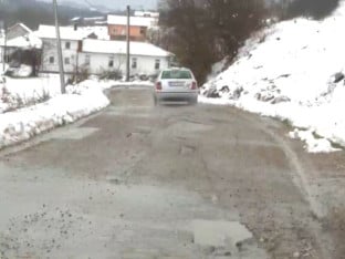 Горња Пискавица позива надлежне на озбиљну реакцију: Страх од несташице воде и опасни путеви