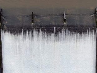 (ФОТО) Вода почела да прелива преко бране Дренова у Прњавору