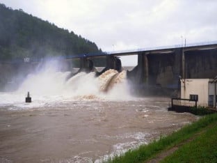 Вода прелива преко бране Модрац