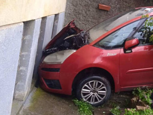 Automobil sletio i udario u kuću u Banjaluci