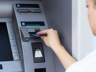 Необична ситуација у Сребреници: Банкомат добио радно вријеме