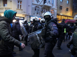 Napeto u Beogradu: Policijski kordon ispred Rektorata