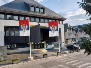 Političke tenzije pod Durmitorom: DPS Žabljak podnio krivične prijave zbog isticanja trobojke