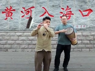 Nevjerovatni instrumenti: Kinez svira na metli i povrću! (VIDEO)