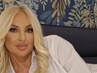 Striptizeta šokirala javnost, sin joj pomaže oko intimnih snimaka