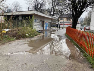 Апсурд у Бањалуци: Брдо смећа на пар корака од рециклажног дворишта