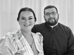 Парохијани се опраштају од младог свештеника и супруге: Дервенту потресла страшна несрећа