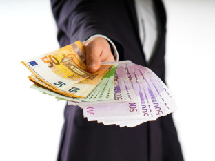 Bošnjacima i Srbima po 300.000 evra, Hrvatima 50 hiljada