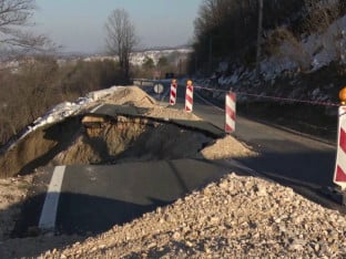 И даље обустављен саобраћај на путу Бијељина-Тузла