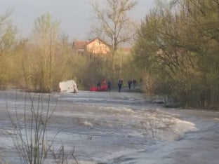 Бујица код Петрова носила комби, спасиоци евакуисали путнике са крова (ФОТО)