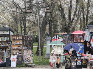 Drveni kiosci zaklonili Dučića i Domanovića