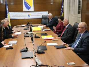 CIK BiH na udaru kritika: Zašto je izabrana skuplja ponuda?