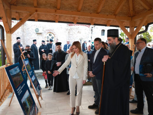 U čast Bitke na Pločniku niče krst visok skoro 14 metara