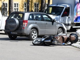 Saobraćajna nezgoda u centru Banjaluke, povrijeđen vozač motora(VIDEO)