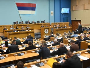Rezolucija o simbolima NDH u kandžama politike