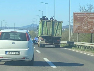 Метални опиљци “пљуштали” на брзој цести