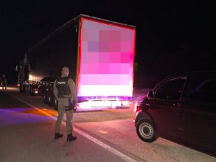 Policija u Drakseniću zaustavila kamion pun migranata skrivenih među drvnim sortimentima