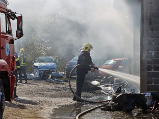 Vatra zahvatila auto-servis i kuću u Istočnom Sarajevu
