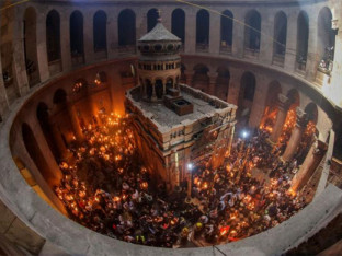 Благодатни огањ - Чудо које силази са неба и пали свијеће