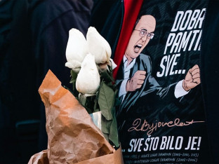 Partizan i navijači odali počast Dušku Vujoševiću (VIDEO)