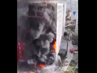 Požar progutao zgradu u Tirani: Više od 50 vatrogasaca u borbi sa vatrom (VIDEO)