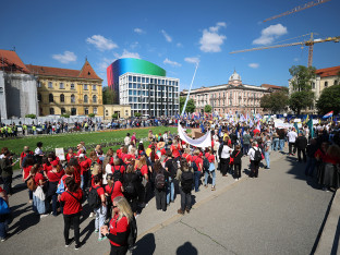 Protest sindikata u Zagrebu, krenula povorka više hiljada građana