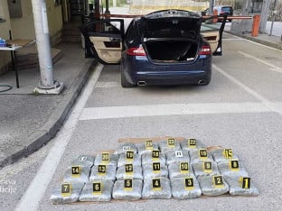 Mladić skrivao 25 kg marihuane u “jaguaru”, pronađeno i 13.000 evra
