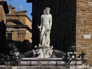 Turistkinja se popela na čuvenu fontanu u Firenci i napravila štetu od 5.000 evra