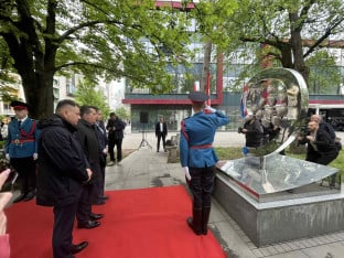 Положени вијенци на Споменик 12 беба