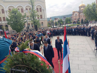 Бројне делегације положиле вијенце на споменик погинулим борцима НОР-а