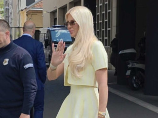 Karleuša sa kratkom miniću ušetala u sud! (FOTO)