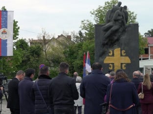 Брчко: Парастос јасеновачким жртвама код споменика српским браниоцима