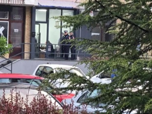 Policija "češlja" kancelariju Konstantina Savića