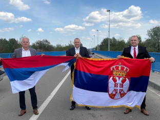 Slika dana: Biciklisti prešli Drinu i spojili zastave