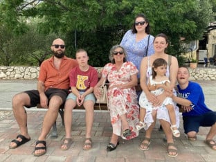 Није их родила, али им је постала све: Мира Комљен посветила живот браћи са Дауновим синдромом