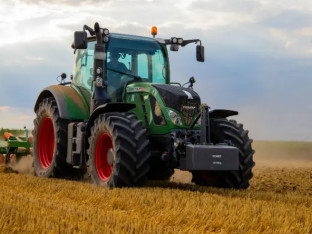 Popravljao traktor, pa stradao pred kućnim pragom