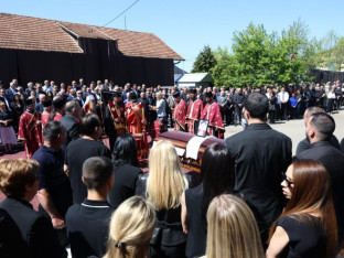 Sahranjena majka Milorada Dodika, opijelo služio patrijarh Porfirije