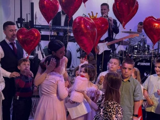 Изненађење које се памти: Ученици дошли на вјенчање своје учитељице (ВИДЕО)
