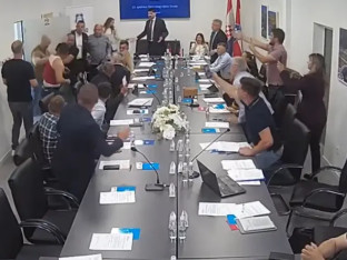 Incident u BiH tokom sjednice: Odbornik se potukao sa čuvarom (VIDEO)