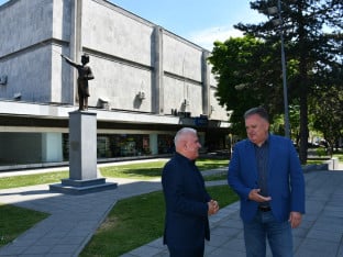 Тесла симбол свјетлости на тргу у Градишци