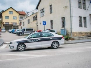 Presreli vozača i oteli mu dres
