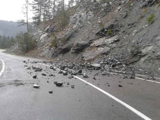 Опрез због смањене видљивости, клизишта и одрона