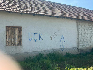 Na kući Jovanovića osvanuli grafiti terorističke OVK