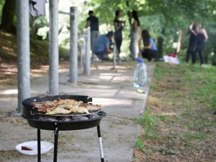 У природу с осмијехом, кући са смећем