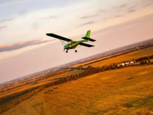 Drama na Vlašiću: Avion prinudno sletio na livadu (FOTO)