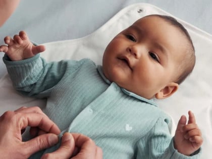 Zašto bebe treba da spavaju uz majku