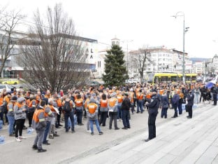 Хиљаде људи на протесту испред Нове жељезаре Зеница