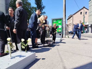 Полагањем цвијећа обиљежено 34 године од злочина у Добровољачкој улици