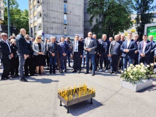 Полагањем цвијећа обиљежено 34 године од злочина у Добровољачкој улици